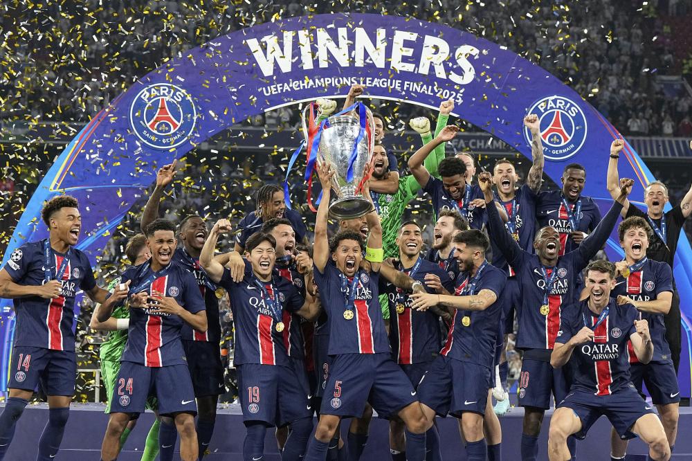 拉拉维亚晒照庆祝客场之旅结束